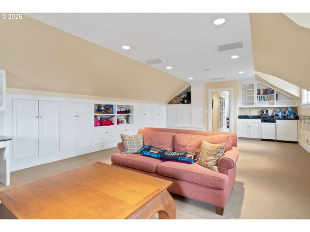 2393 S MILITARY Rd, Portland, OR 97219