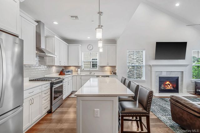 14 Park Drive S, East Islip, NY 11730