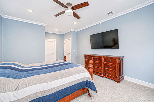 14 Park Drive S, East Islip, NY 11730