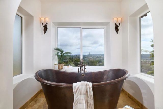 6811 VIANDA COURT, Carlsbad, CA 92009