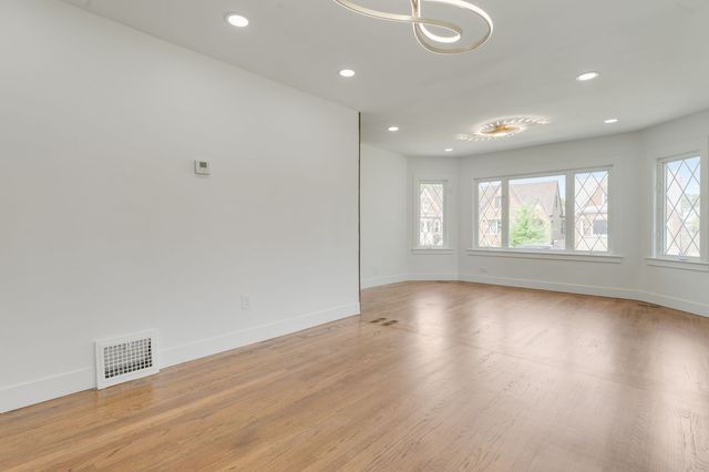 5853 W Newport Avenue, Chicago, IL 60634