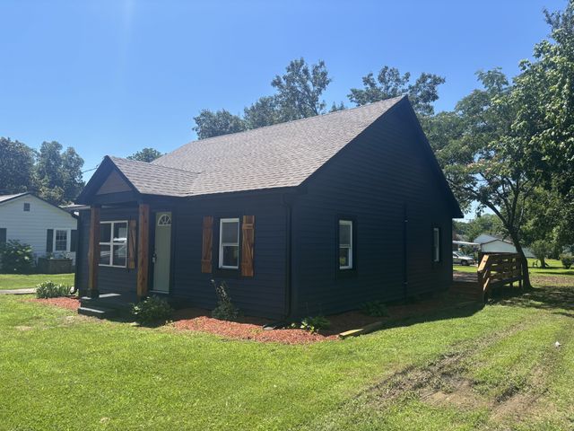 206 Wakefield Ave, Cornersville, TN 37047