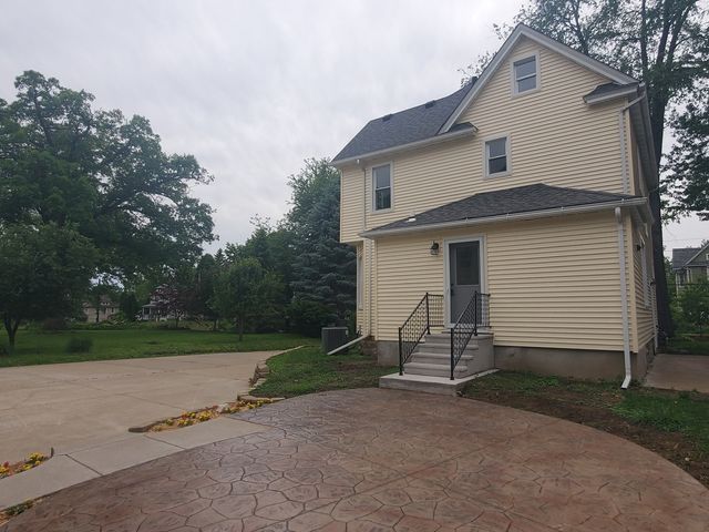 712 3rd st A, Moline, IL 61265