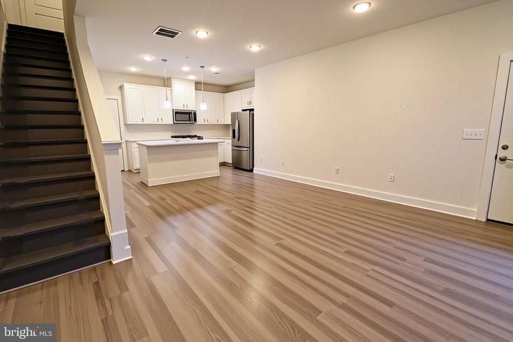 Image 10 of property listing at 12854 CLOVERLEAF CENTER DR #165 E, Germantown, MD 20874