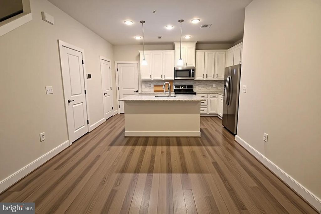 Image 12 of property listing at 12854 CLOVERLEAF CENTER DR #165 E, Germantown, MD 20874