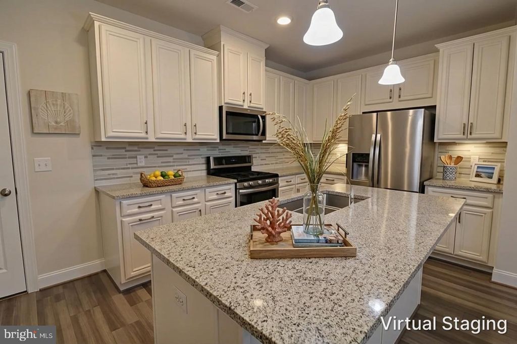 Image 13 of property listing at 12854 CLOVERLEAF CENTER DR #165 E, Germantown, MD 20874