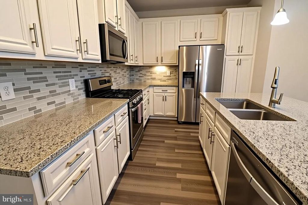 Image 16 of property listing at 12854 CLOVERLEAF CENTER DR #165 E, Germantown, MD 20874