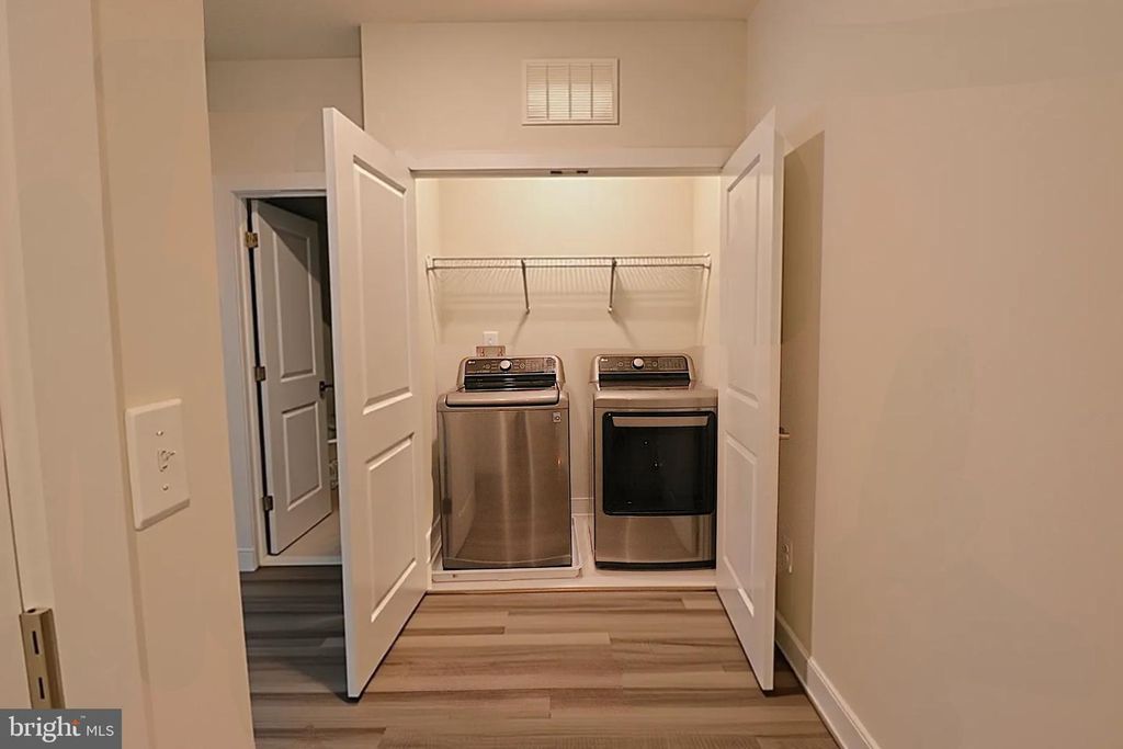 Image 19 of property listing at 12854 CLOVERLEAF CENTER DR #165 E, Germantown, MD 20874
