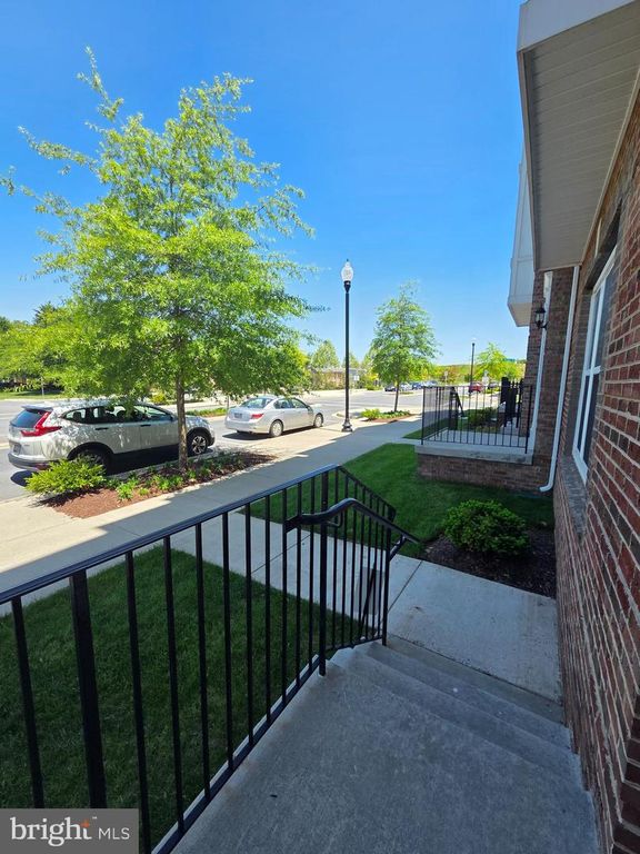 Image 3 of property listing at 12854 CLOVERLEAF CENTER DR #165 E, Germantown, MD 20874