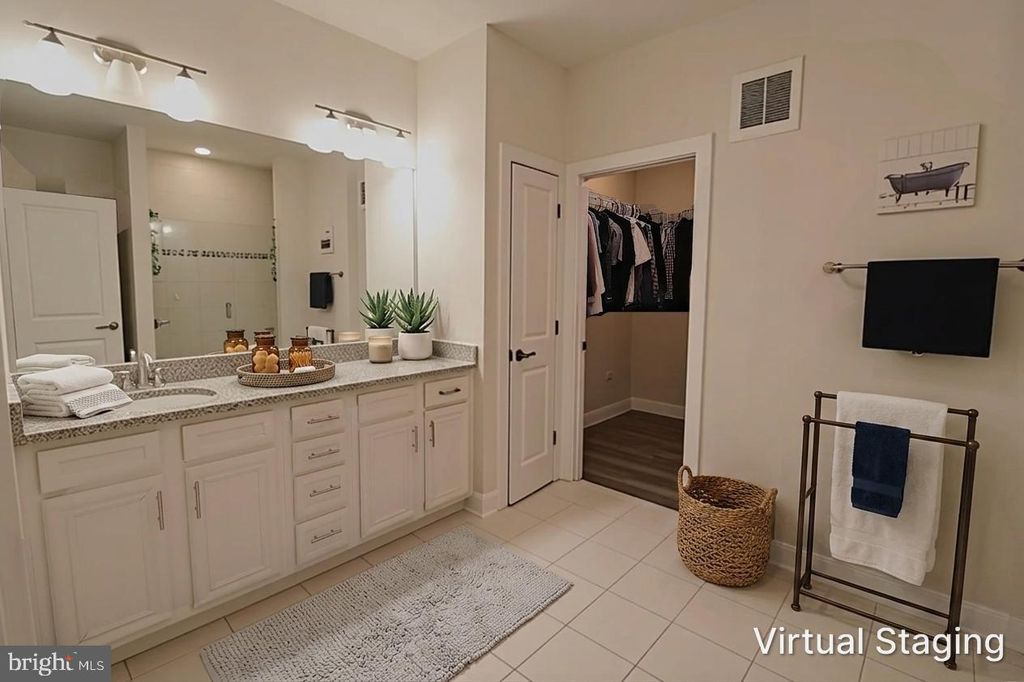 Image 42 of property listing at 12854 CLOVERLEAF CENTER DR #165 E, Germantown, MD 20874