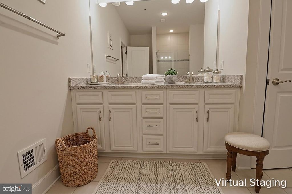 Image 43 of property listing at 12854 CLOVERLEAF CENTER DR #165 E, Germantown, MD 20874