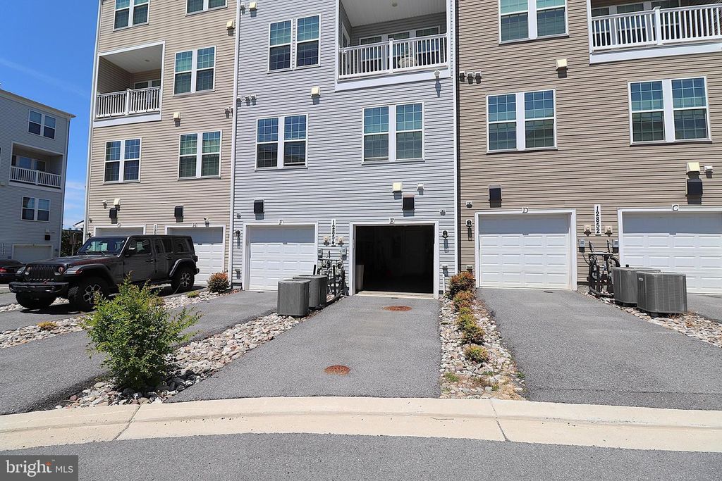 Image 48 of property listing at 12854 CLOVERLEAF CENTER DR #165 E, Germantown, MD 20874