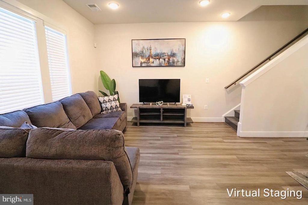 Image 5 of property listing at 12854 CLOVERLEAF CENTER DR #165 E, Germantown, MD 20874