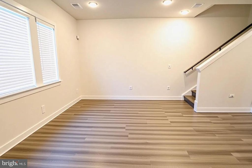 Image 6 of property listing at 12854 CLOVERLEAF CENTER DR #165 E, Germantown, MD 20874