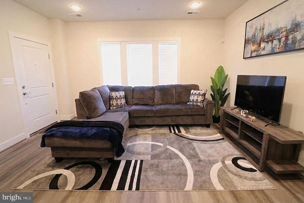 Image 7 of property listing at 12854 CLOVERLEAF CENTER DR #165 E, Germantown, MD 20874