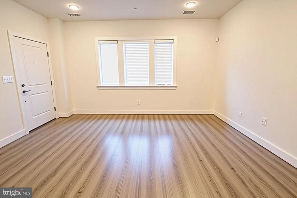 Image 8 of property listing at 12854 CLOVERLEAF CENTER DR #165 E, Germantown, MD 20874