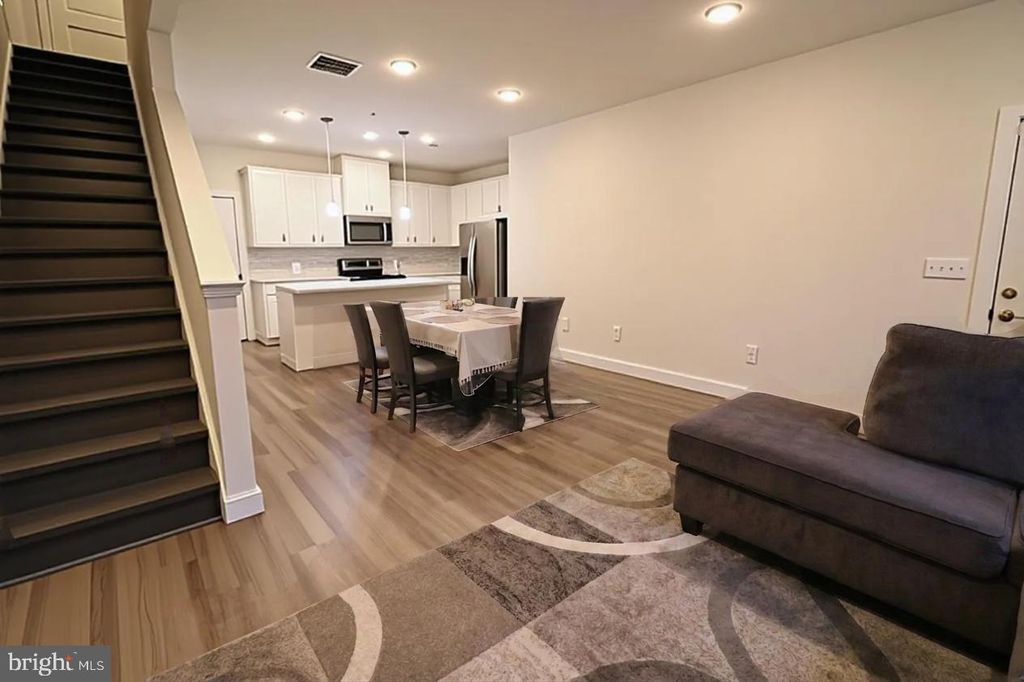 Image 9 of property listing at 12854 CLOVERLEAF CENTER DR #165 E, Germantown, MD 20874