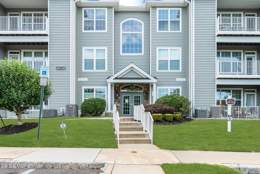 620 Saint Andrews Place, Manalapan, NJ 07726