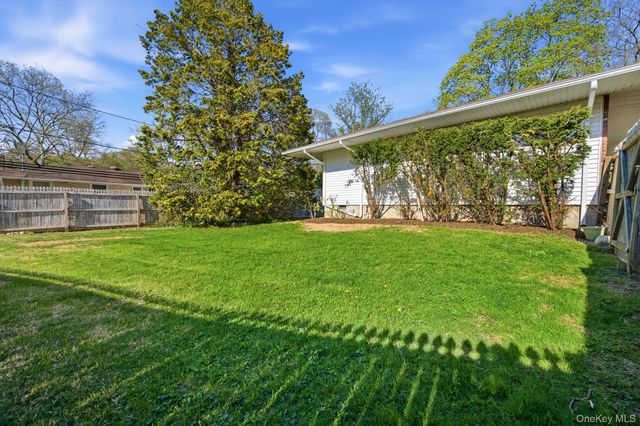 15 Saddle Lane, Huntington Station, NY 11746