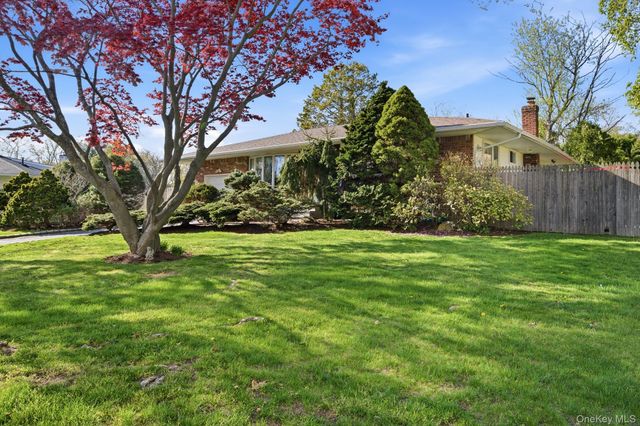 15 Saddle Lane, Huntington Station, NY 11746