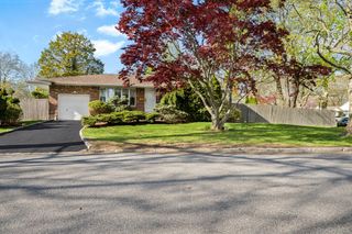 15 Saddle Lane, Huntington Station, NY 11746