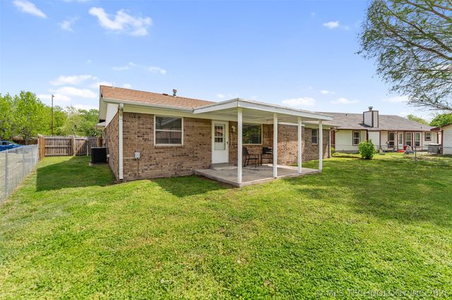 1208 Colonial Drive, Pryor, OK 74361