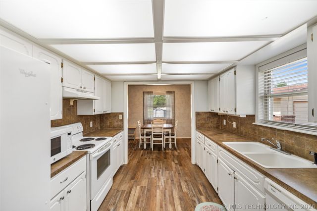 1208 Colonial Drive, Pryor, OK 74361