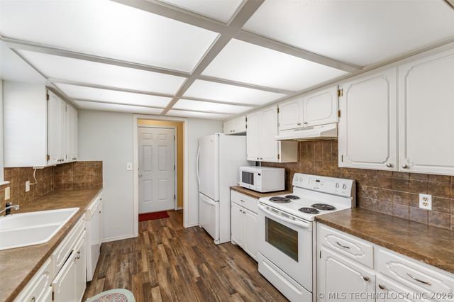 1208 Colonial Drive, Pryor, OK 74361