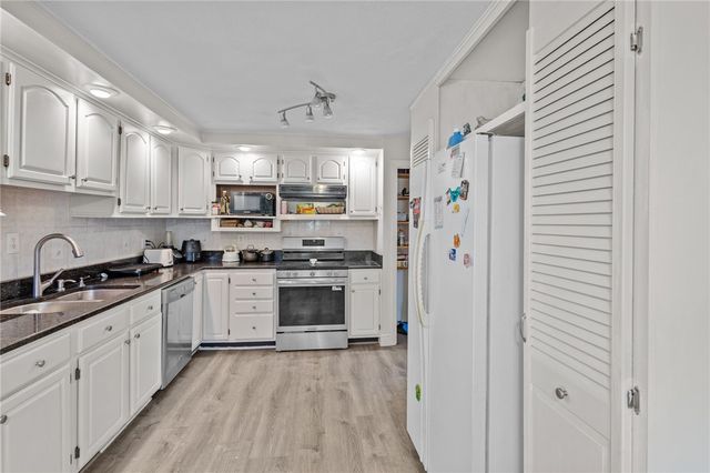 416 Farnum Pike, Smithfield, RI 02917