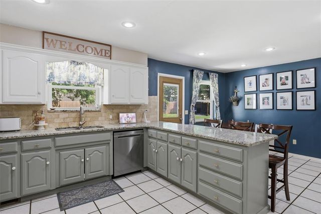 616 N Falcon Way, Mustang, OK 73064