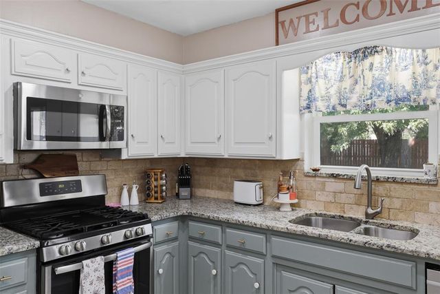 616 N Falcon Way, Mustang, OK 73064