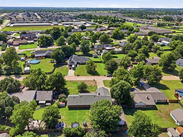 616 N Falcon Way, Mustang, OK 73064
