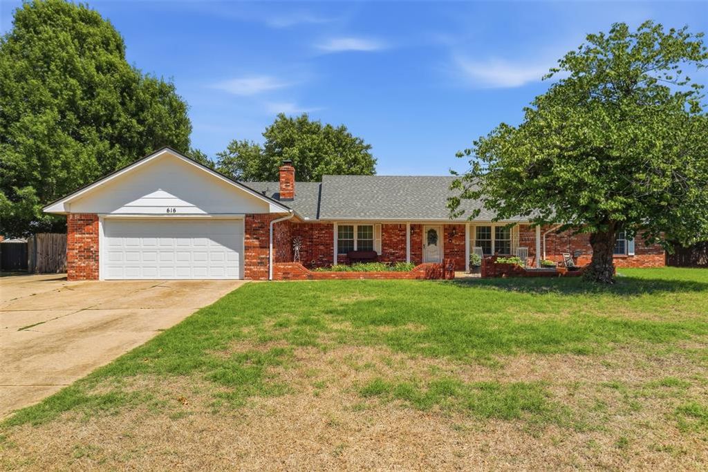 616 N Falcon Way, Mustang, OK 73064
