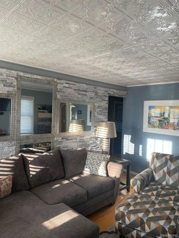 4684 Clinton Dr. Drive, Clarkston, MI 48346