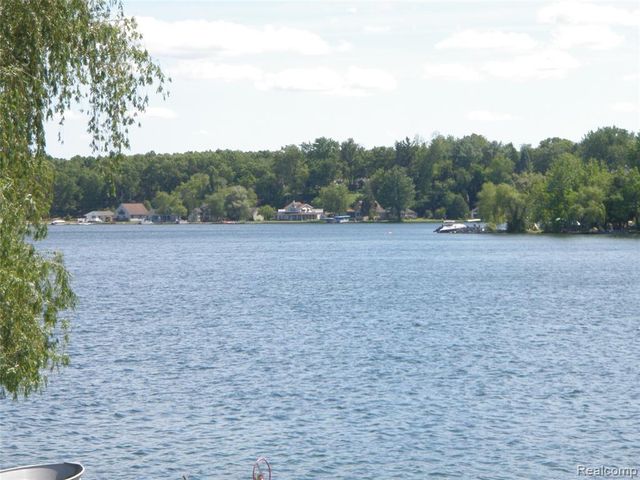 4684 Clinton Dr. Drive, Clarkston, MI 48346