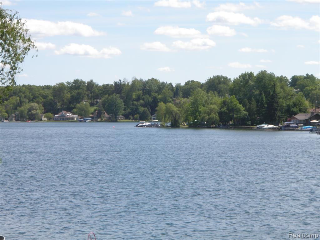 4684 Clinton Dr. Drive, Clarkston, MI 48346