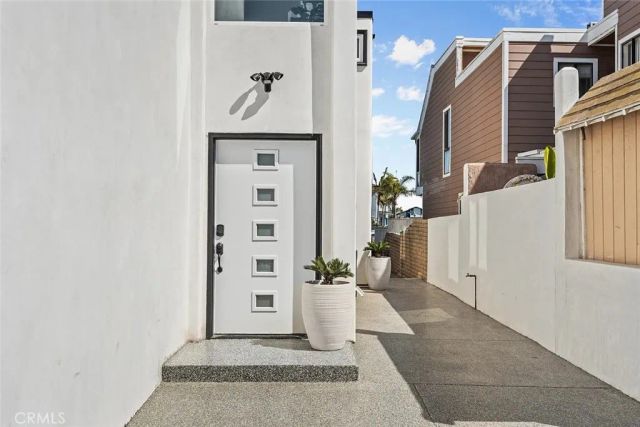 16742 Intrepid Ln, Huntington Beach, CA 92649