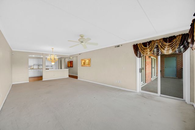 730 Creekside Drive 405C, Mount Prospect, IL 60056