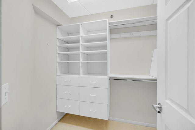 730 Creekside Drive 405C, Mount Prospect, IL 60056