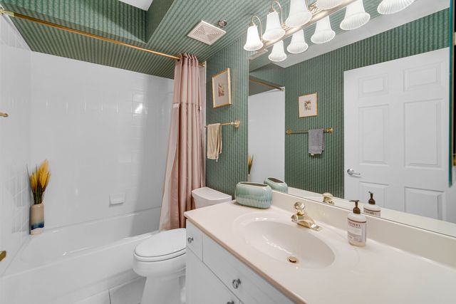 730 Creekside Drive 405C, Mount Prospect, IL 60056