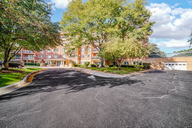 730 Creekside Drive 405C, Mount Prospect, IL 60056