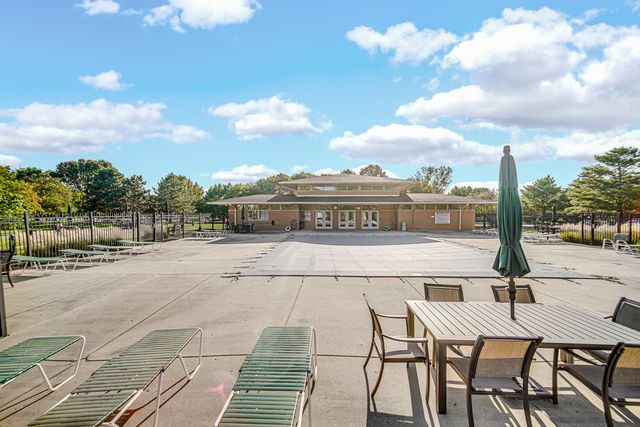 730 Creekside Drive 405C, Mount Prospect, IL 60056