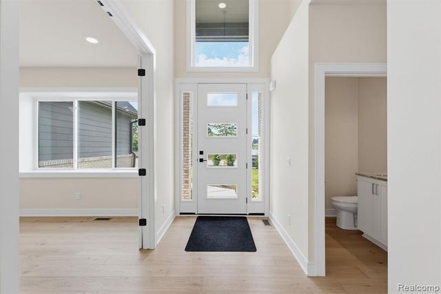 2934 W Walton Boulevard, Waterford, MI 48329