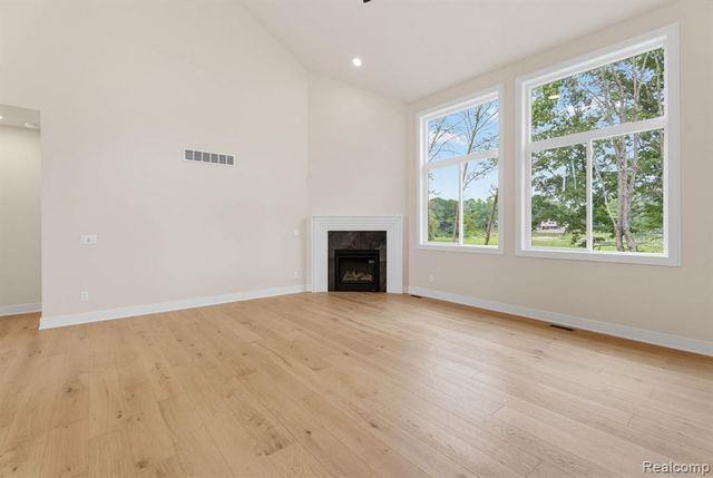 2934 W Walton Boulevard, Waterford, MI 48329