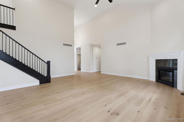 2934 W Walton Boulevard, Waterford, MI 48329