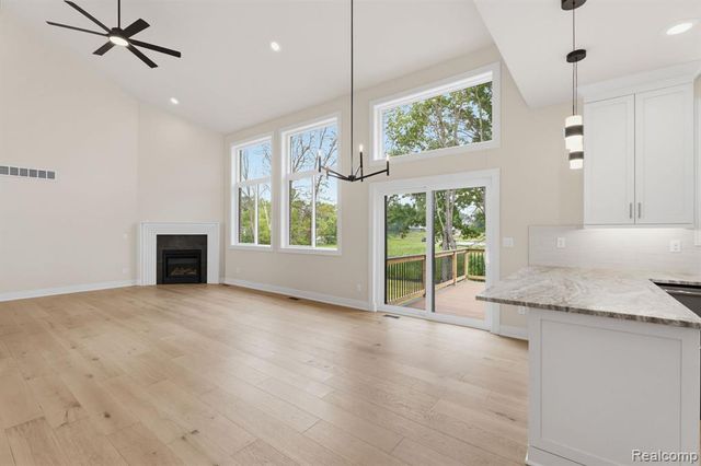 2934 W Walton Boulevard, Waterford, MI 48329