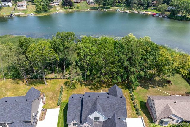2934 W Walton Boulevard, Waterford, MI 48329