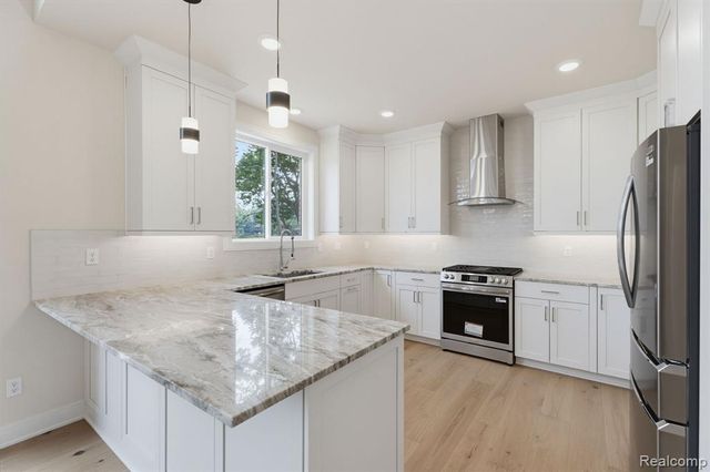 2934 W Walton Boulevard, Waterford, MI 48329