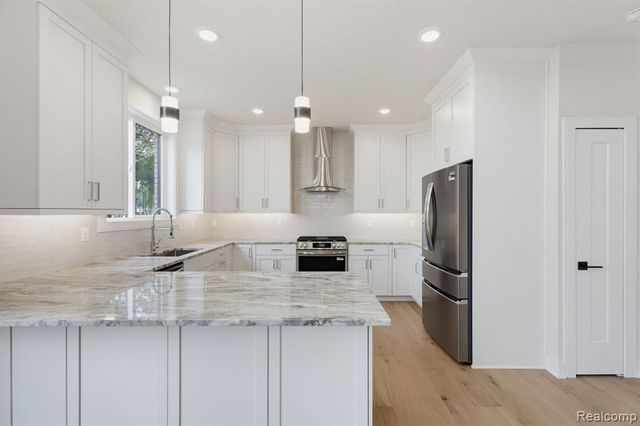 2934 W Walton Boulevard, Waterford, MI 48329