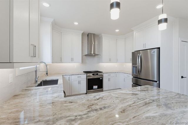 2934 W Walton Boulevard, Waterford, MI 48329